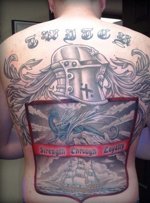 Tatuaje en la espalda, armadura  y escudo de la familia con el barco