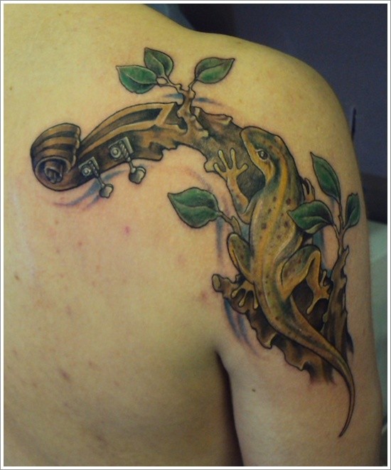 fresca idea di geco su un ramo come strumento musicale tatuaggio sulla spalla