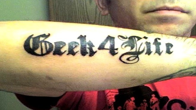 Tatuaje en el antebrazo, frase, letra gruesa cursiva