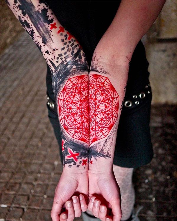 Tatuaje en los antebrazos, encaje rojo de dos partes