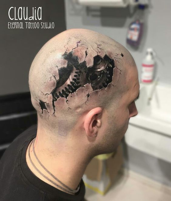 Fantastica idea di meccanismo sotto la pelle del tatuaggio sulla testa
