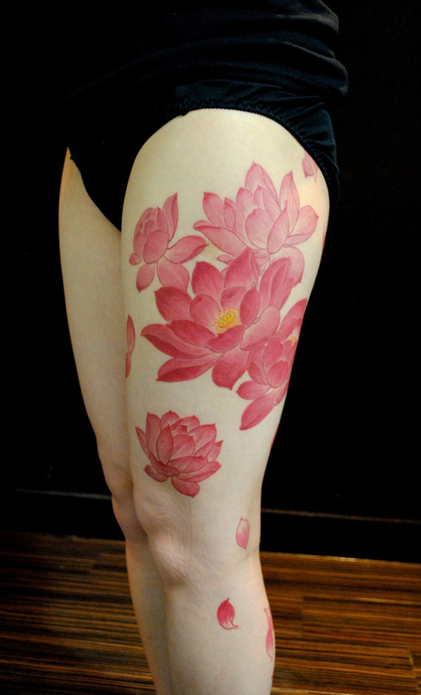 Tatuaje en el muslo,  lotos bellos diferentes que caen