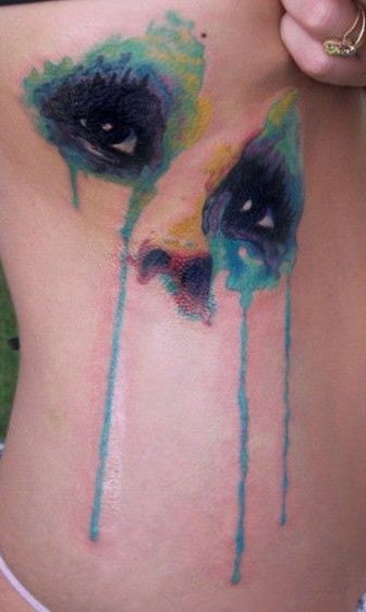 Coole Idee des Porträts von Mädchen Tattoo auf Rippen