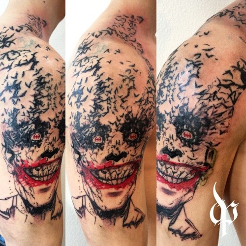 fresca idea di pagliaccio spaventoso tatuaggio sulla spalla