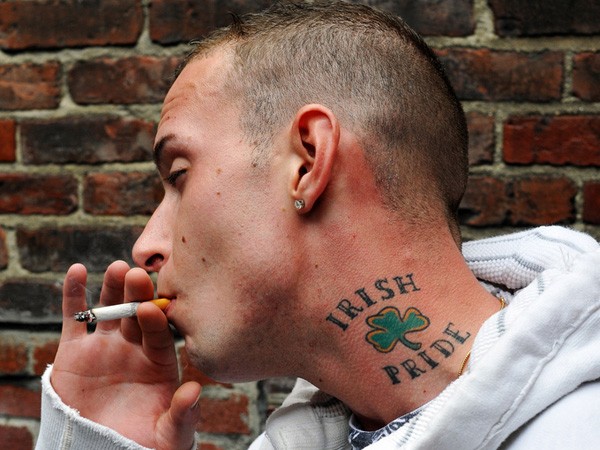 fresco orgoglio irlandese trifoglio tatuaggio su collo