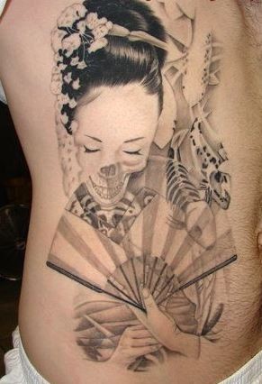 Tatuaje en las costillas, santa muerte japonesa con abanico