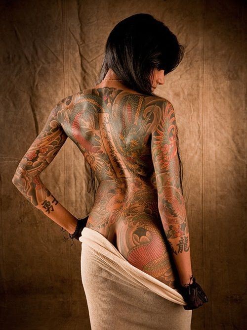 Tatuaggio in stile giapponese sul corpo della ragazza
