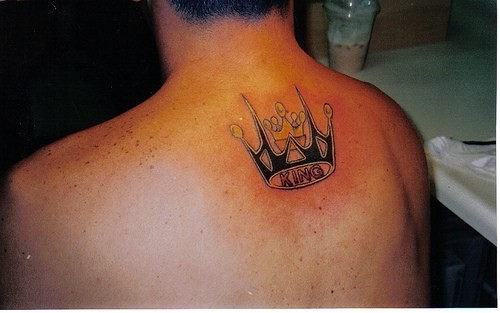 bella corona di re tatuaggio sulla schiena superiore