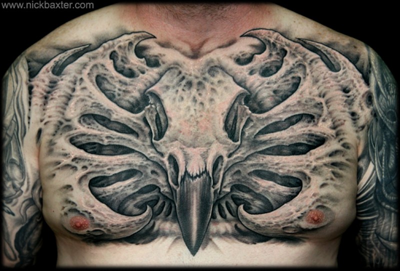 Cool aussehender farbiger Vogelschädel Tattoo an der Brust mit Alien wie Knochen