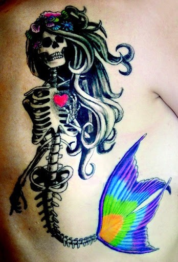 fresca sirena scheletro tatuaggio sulla schiena