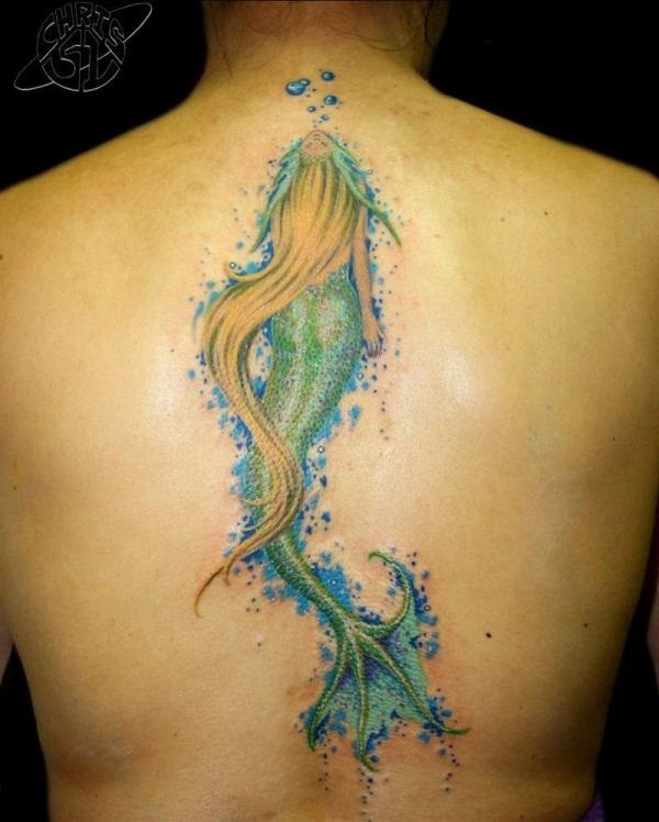 Tatuaje en la espalda,
sirena flota en el agua