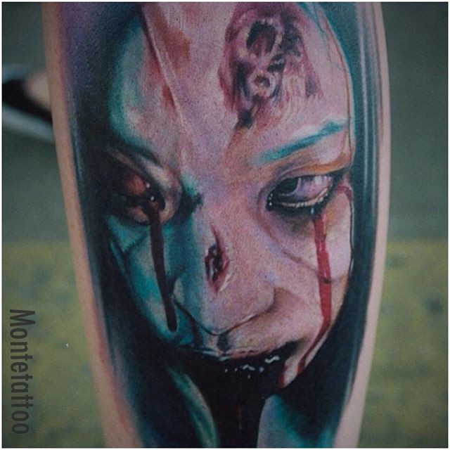 Coole mehrfarbige blutige Zombie Frau Tattoo am Bein