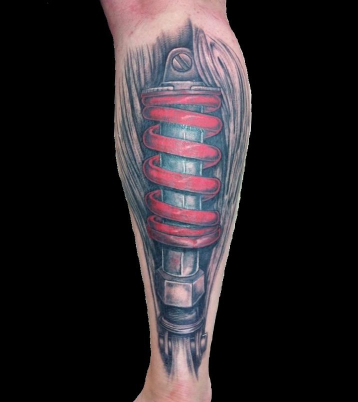 Tatuaje de mecanismo masivo  en la pierna