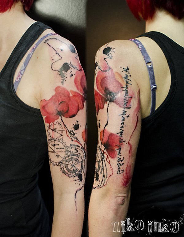 Tatuaje en el brazo,
amapolas delicadas preciosas con esquema mecánico