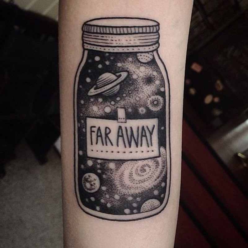 Tatuaje en la pierna, botella con cosmos y letrero