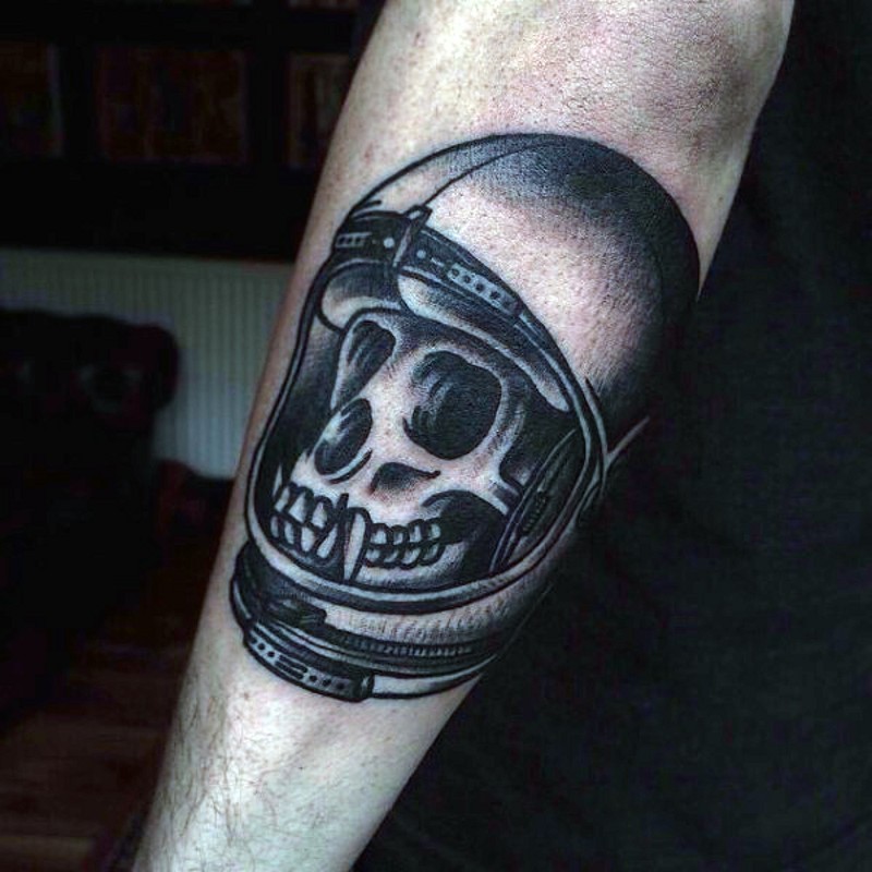 fresco vecchia scuola stile dipinto grande cranio in casco nero e bianco tatuaggio su braccio