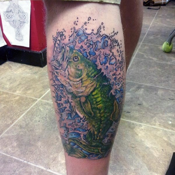 Tatuaje en la pierna,
 pez precioso en salpicaduras de agua