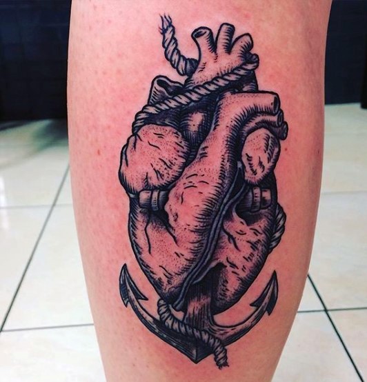 Tatuaje en la pierna,
ancla con corazón humano, idea interesante colores negro blanco