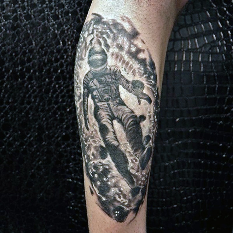 fresco dipinto inchiostro nero astronauta in spazio tatuaggio su braccio