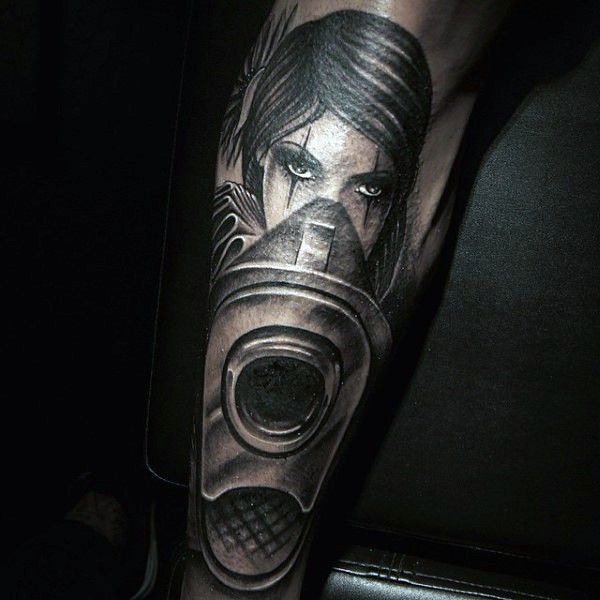 fresco dipinto inchiostro nero donna gangsta con pistola tatuaggio su braccio