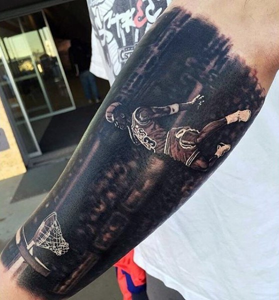Cooles sehr detailliertes Unterarm Tattoo von Michael Jordan