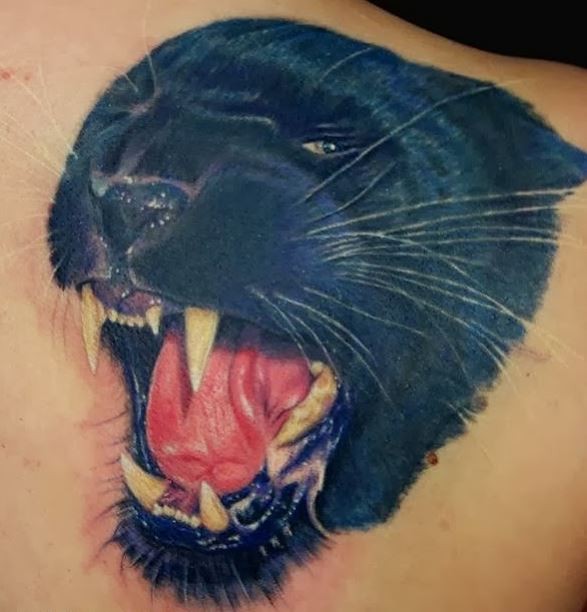 Tatuaje en el hombro, cabeza de pantera con la boca abierta