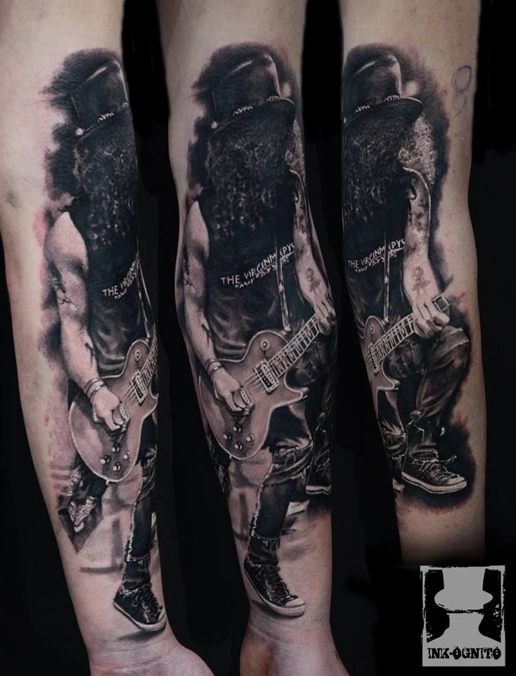 Aufmerksam realistisch aussehend Unterarm Tattoo des Gitarristes