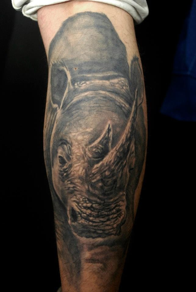 Tatuaje en la pierna, rinoceronte impresionante realista