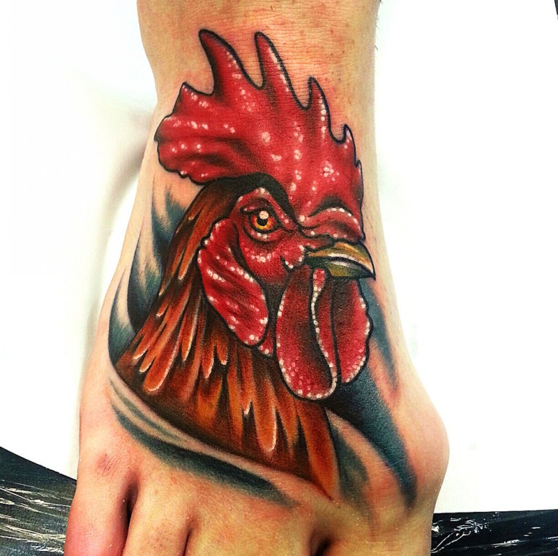 Tatuaje en el pie, gallo con cresta roja