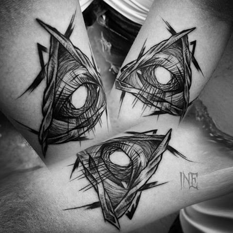Estilo de desenho legal por Inez Janiak tatuagem de triângulo místico com olho