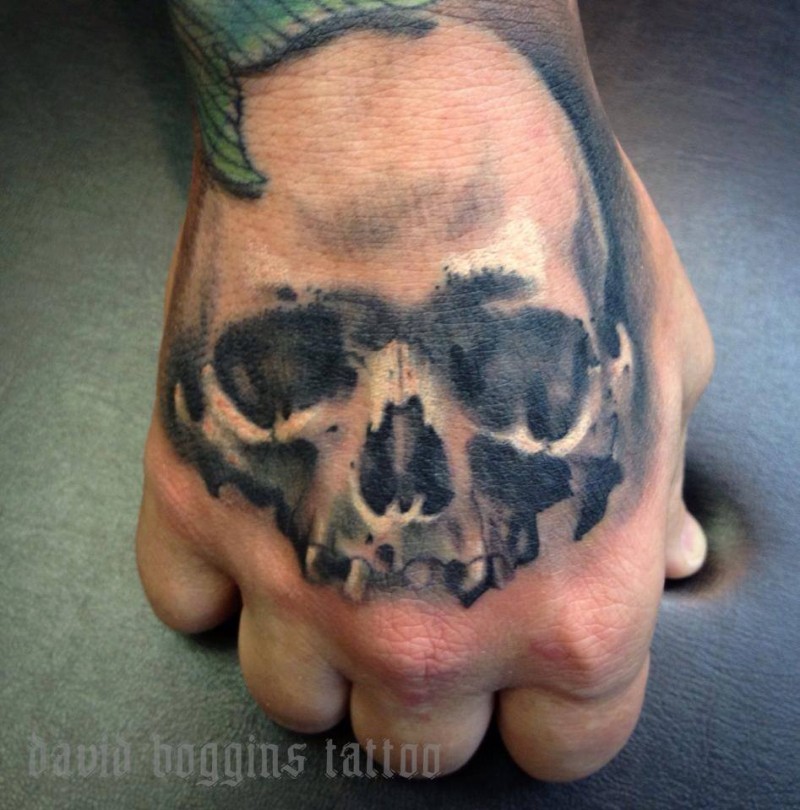 Cooles Schädel Tattoo an der Hand von David Boggins
