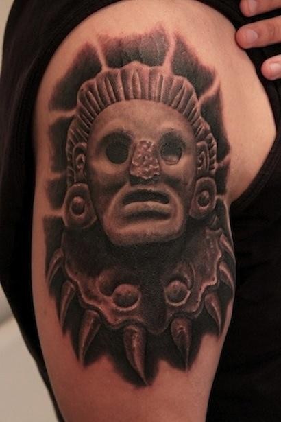 Tatuaje en el brazo, deidad pagana de piedra