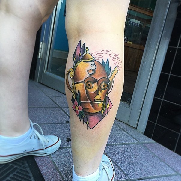 Cool teapot shaped colored C3PO tattoo on leg stylized with flower