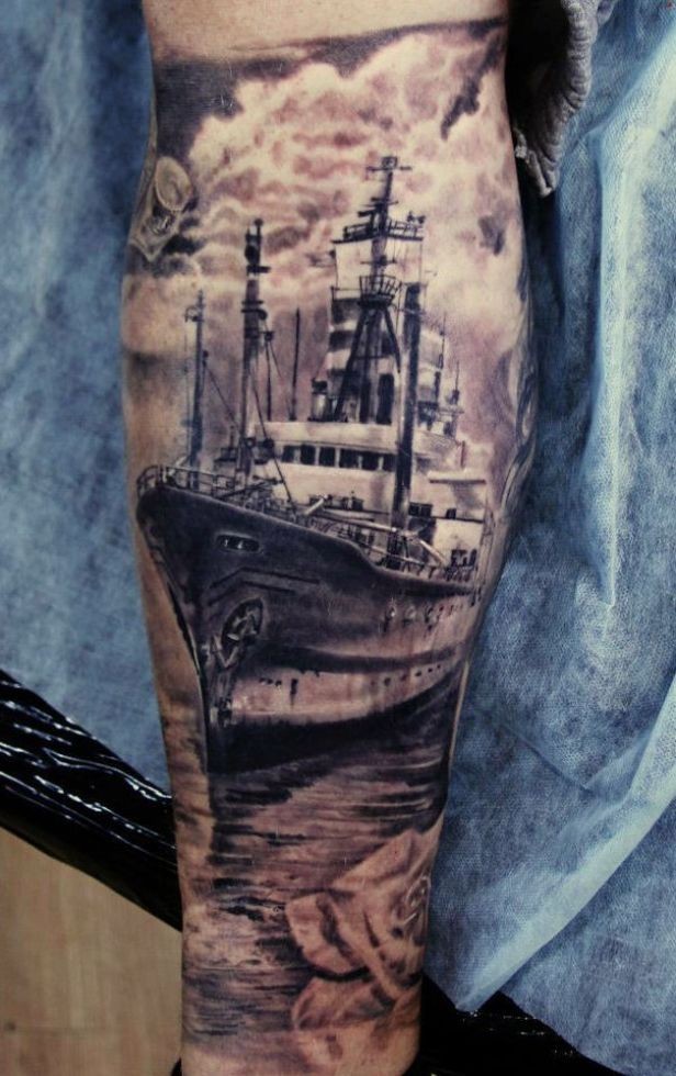 Tatuaje en el antebrazo, transatlántico en aguas quietas