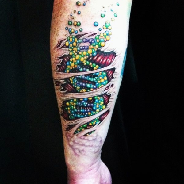 Tatuaje en el antebrazo,
 ADN multicolor debajo de la piel rasgada