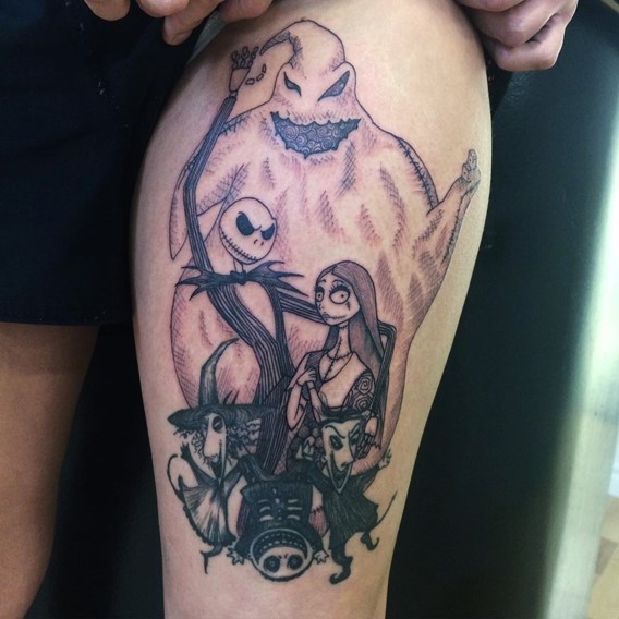Tatuaje en el muslo, 
héroes preciosos con fantasma divertida, dibujo monocromo