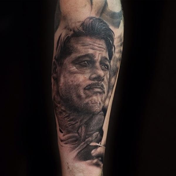Cooler sehr detaillierter schwarzweißer Film Held Tattoo am Unterarm