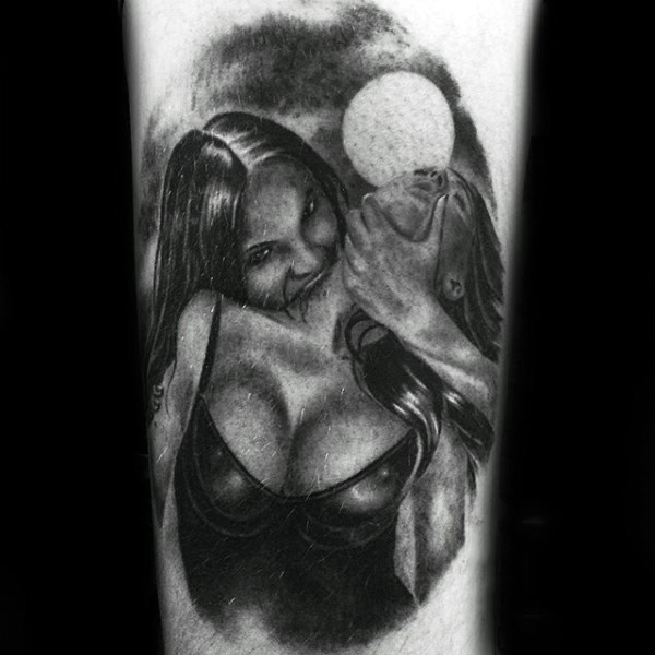 Tatuaje en el antebrazo, mujer vampiro que bebe la sangre de una chica