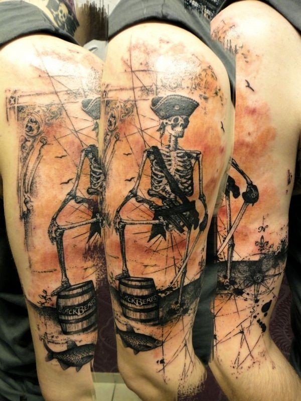 Tatuaje en el brazo,
esqueleto de pirata  con barril y pez, colores negro blanco