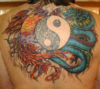 Tatuaje en la espalda, dos bestias largas  a ambos lados de yin yang