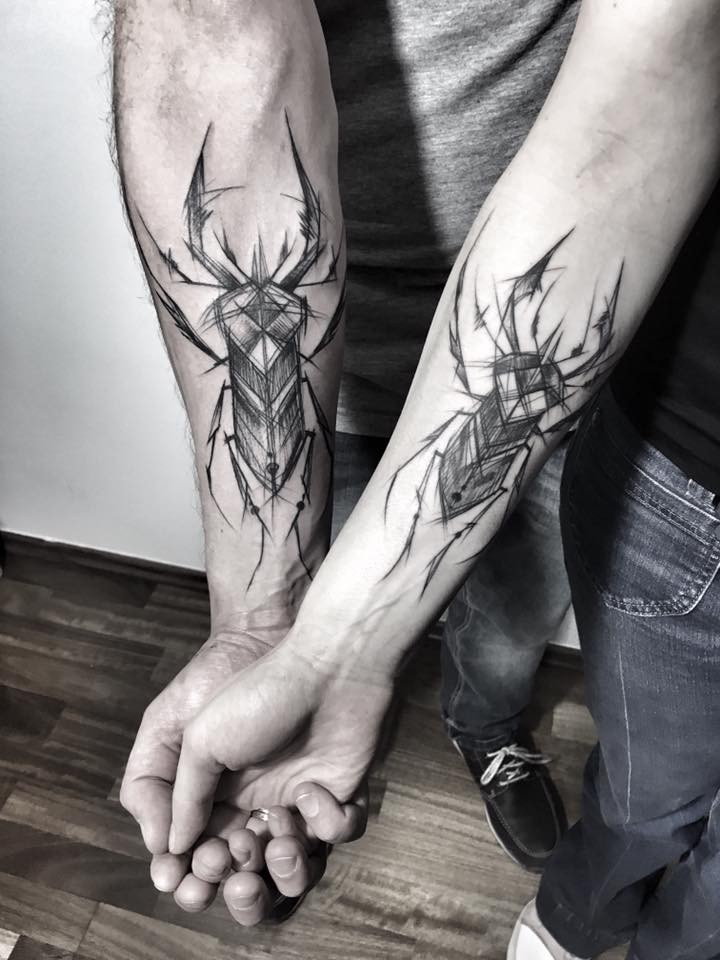 Inchiostro nero stile coppia tatuaggio identico dell&quotavambraccio di insetti grandi di Inez Janiak