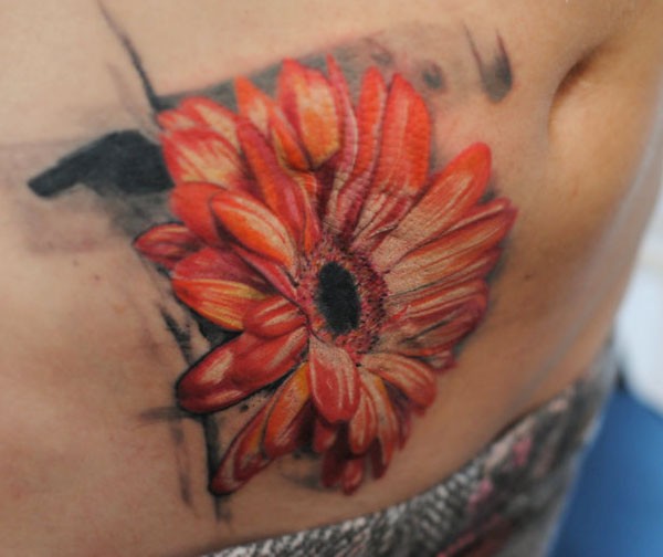 Tatuajes en el estómago, flor naranja