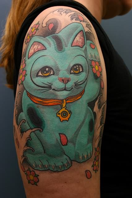 Tatuaje en el brazo, gato chino de la suerte, azul
