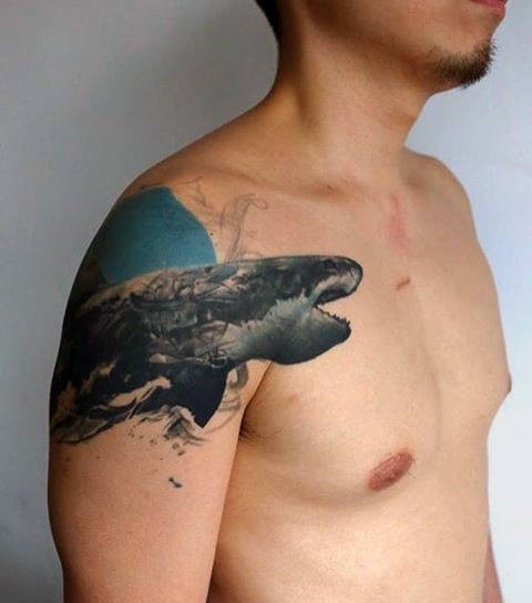 Criativo projetado e colorido braço tatuagem de grande tubarão mal