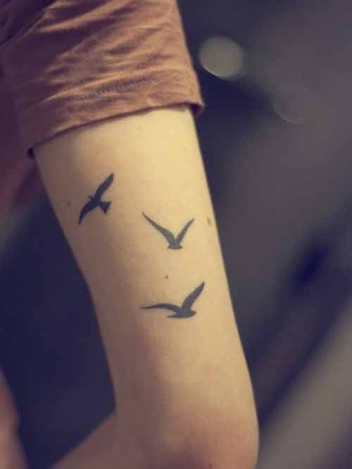 Kreative Tinte kleiner Vogel Tattoo-Idee