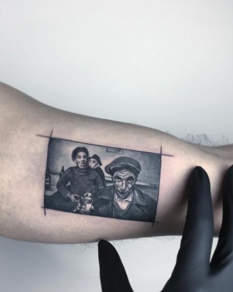 Tatuaje de bíceps de tinta negra con aspecto creativo de retrato vintage