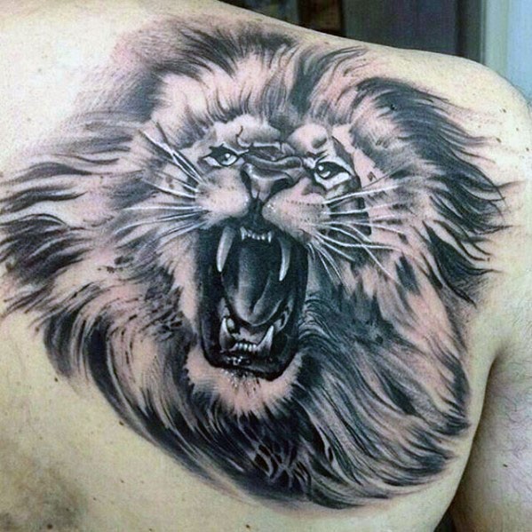 Tatuaje escapulario de tinta negra espeluznante de león rugiente