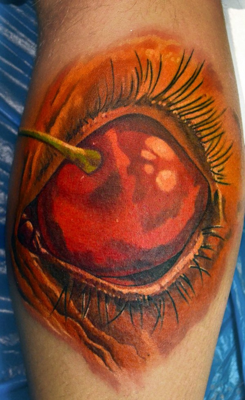 Tatuaje en la pierna, ojo con cereza en lugar de pupila