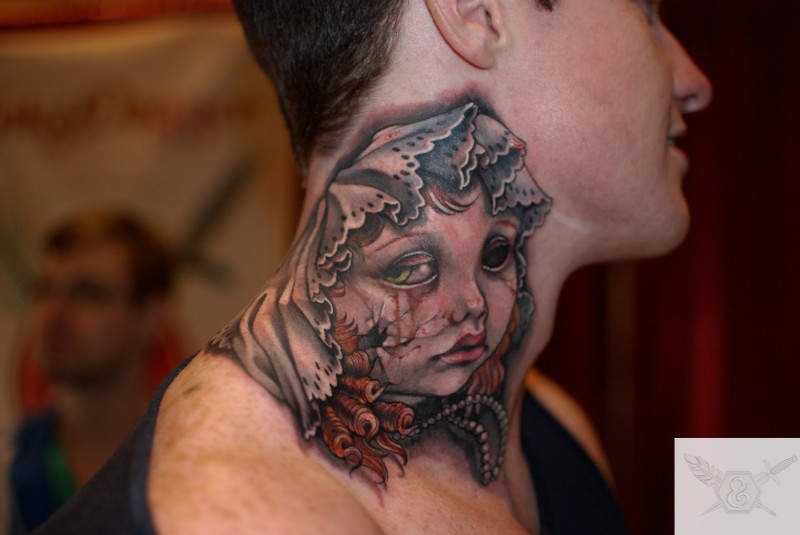 Tatuaje en el cuello, vieja muñeca rota  espeluznante