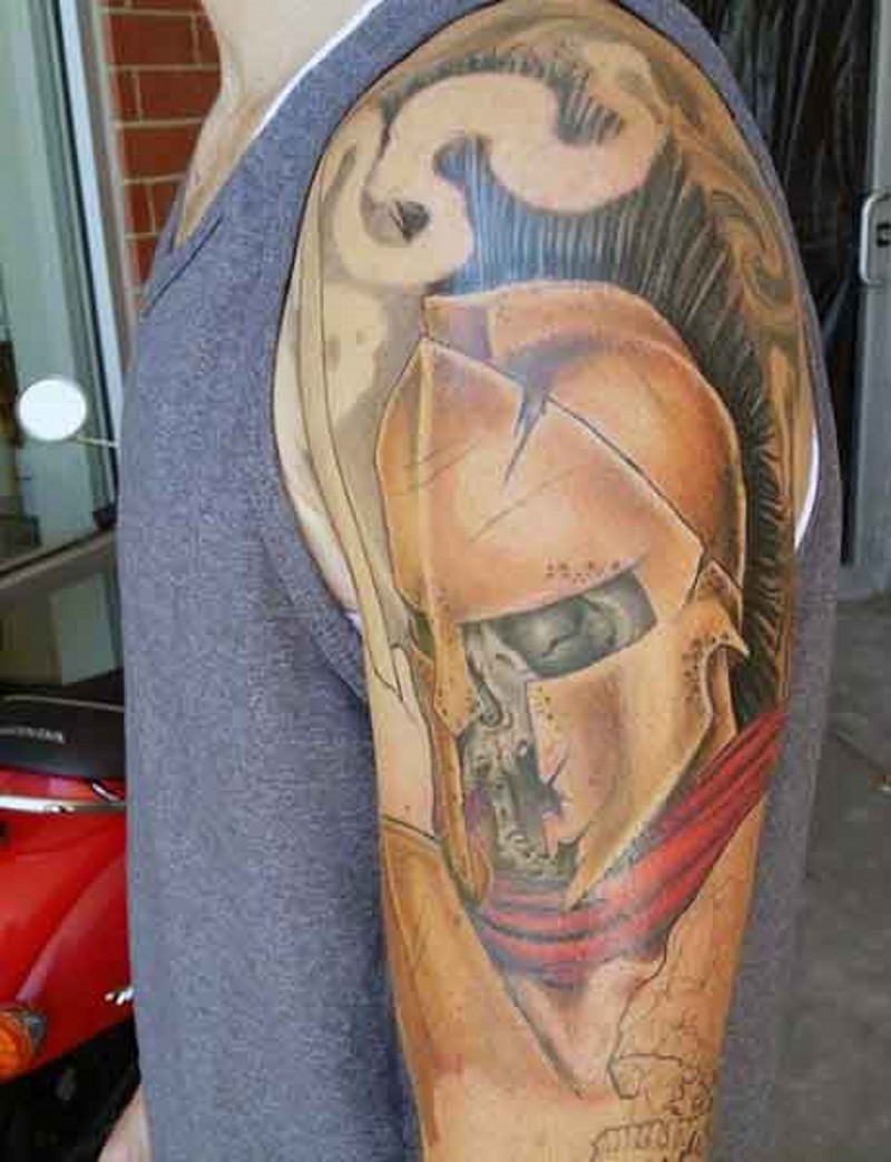 Gruseliges farbiges Schulter Tattoo mit totem spartanischem Krieger